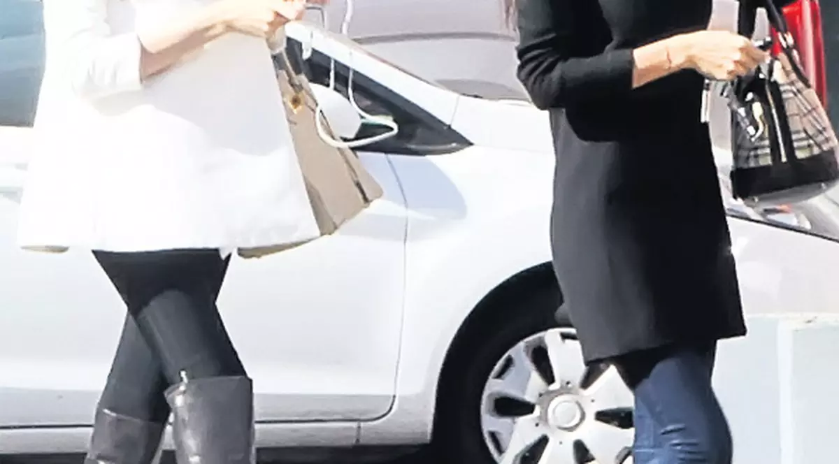 Moni a dat 3.000 € pe o canapea