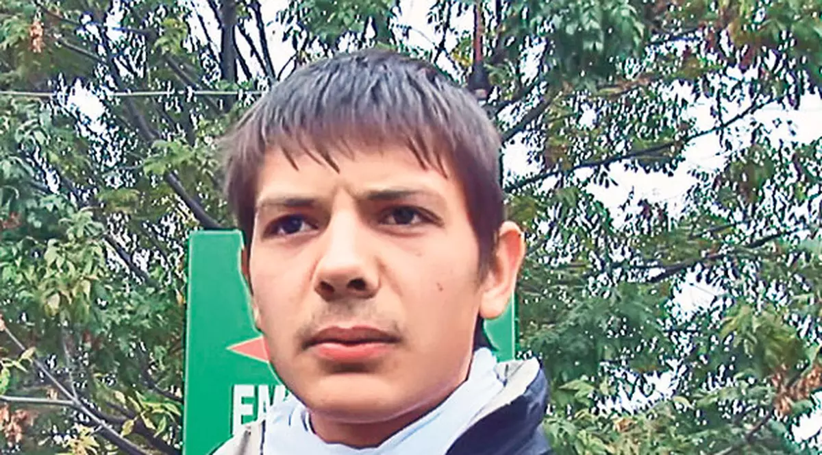 Acuză medicii că i-au uitat două comprese în picior