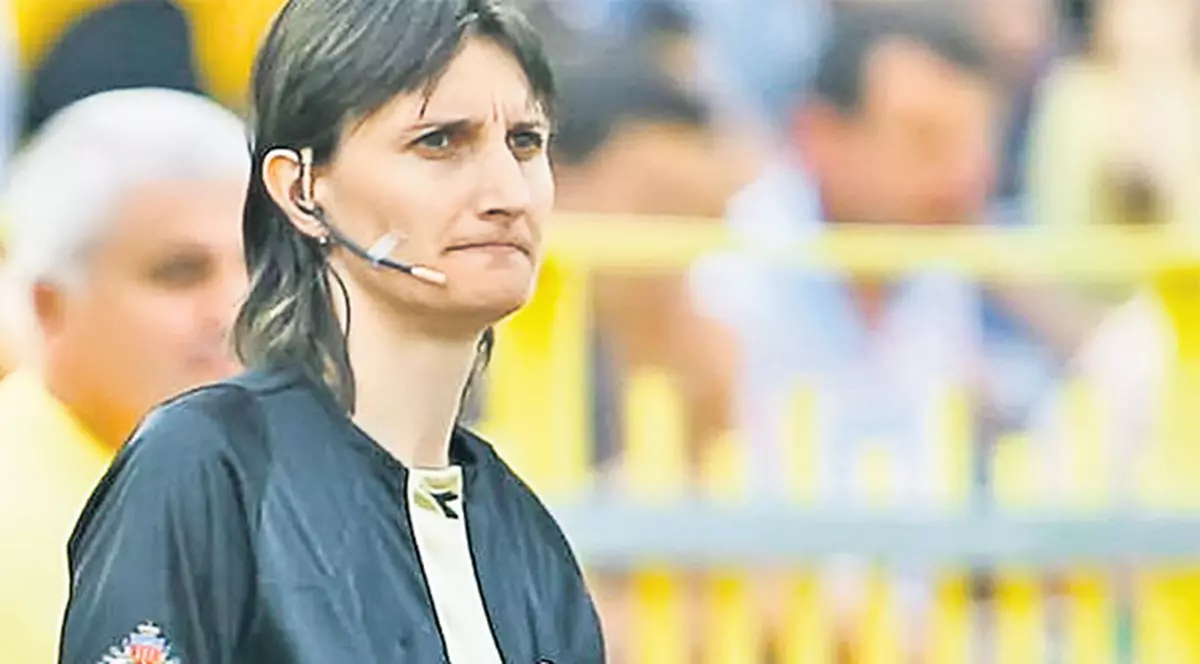 În arbitrajul românesc sunt mai multe femei cu potenţial! Cu ele ar fi mai bine?