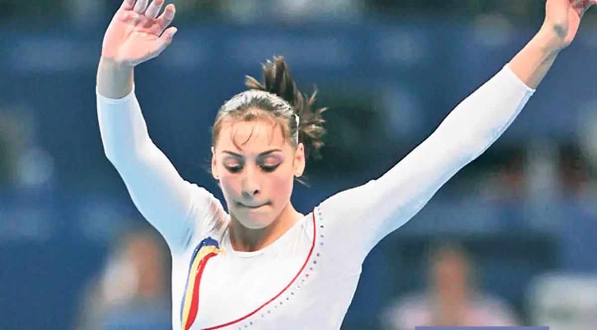 Fosta gimnastă Monica Roşu ştie secretul reuşitei echipei noastre: «Cătă trage echipa după ea»