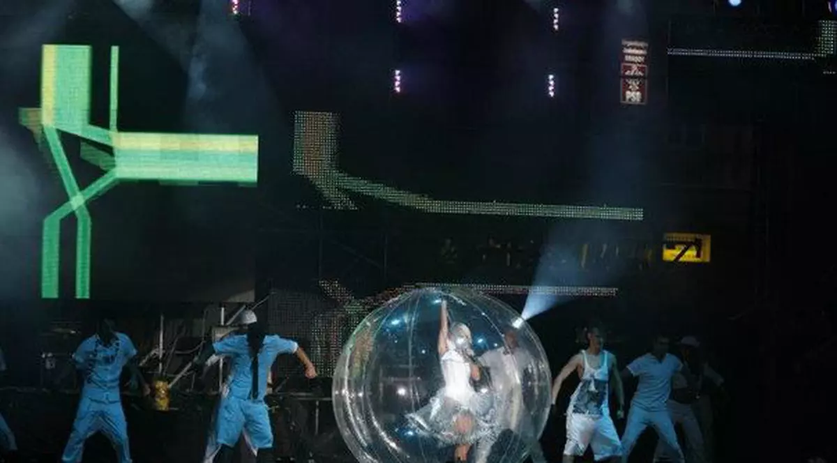 Anda Adam cântă într-un balon de 2 metri, adus din SUA