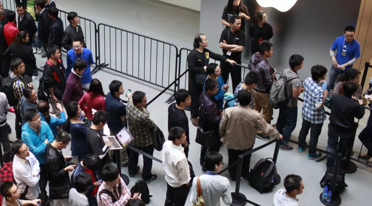 Eşti pregătit? Apple lansează iPhone 5