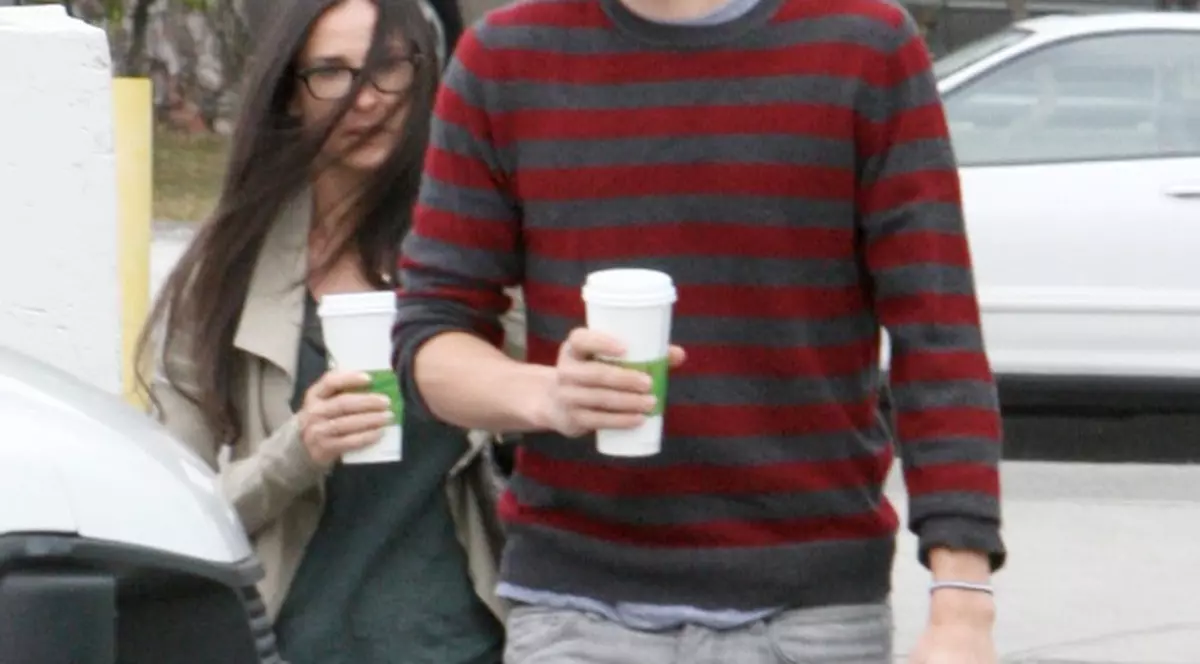 O dubă de transportat mobilă, în faţa vilei lui Demi şi Ashton. Actorul, dat afară din casă?