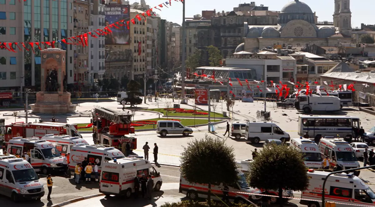 Atentat cu bombă în Turcia, comis de o femeie. Două persoane au murit