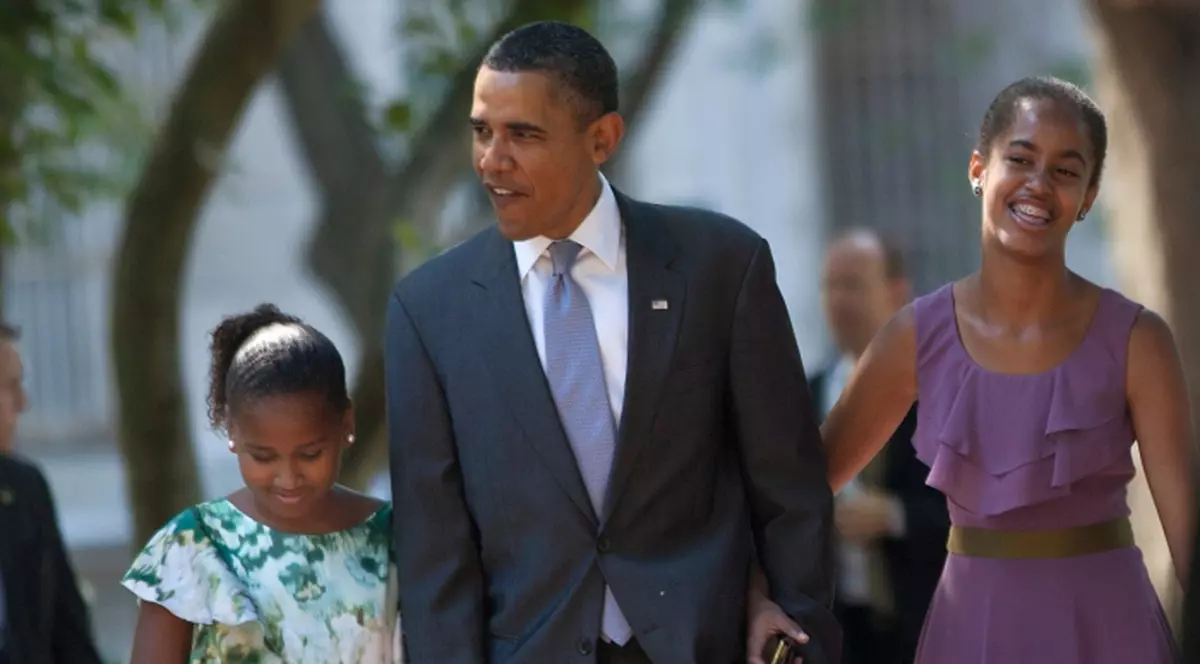 Obama nu-şi lasă fetele să urmărească emisiunea lui Kim Kardashian