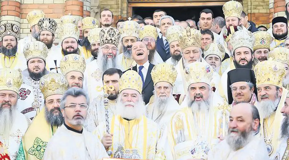 De ce a râs Băsescu printre preoți: un înalt prelat i-a spus o glumă
