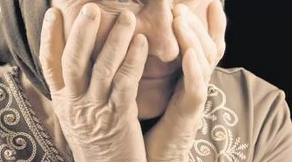 O bătrână a fost lăsată fără banii pentru înmormântare după ce a lăsat în casă doi străini