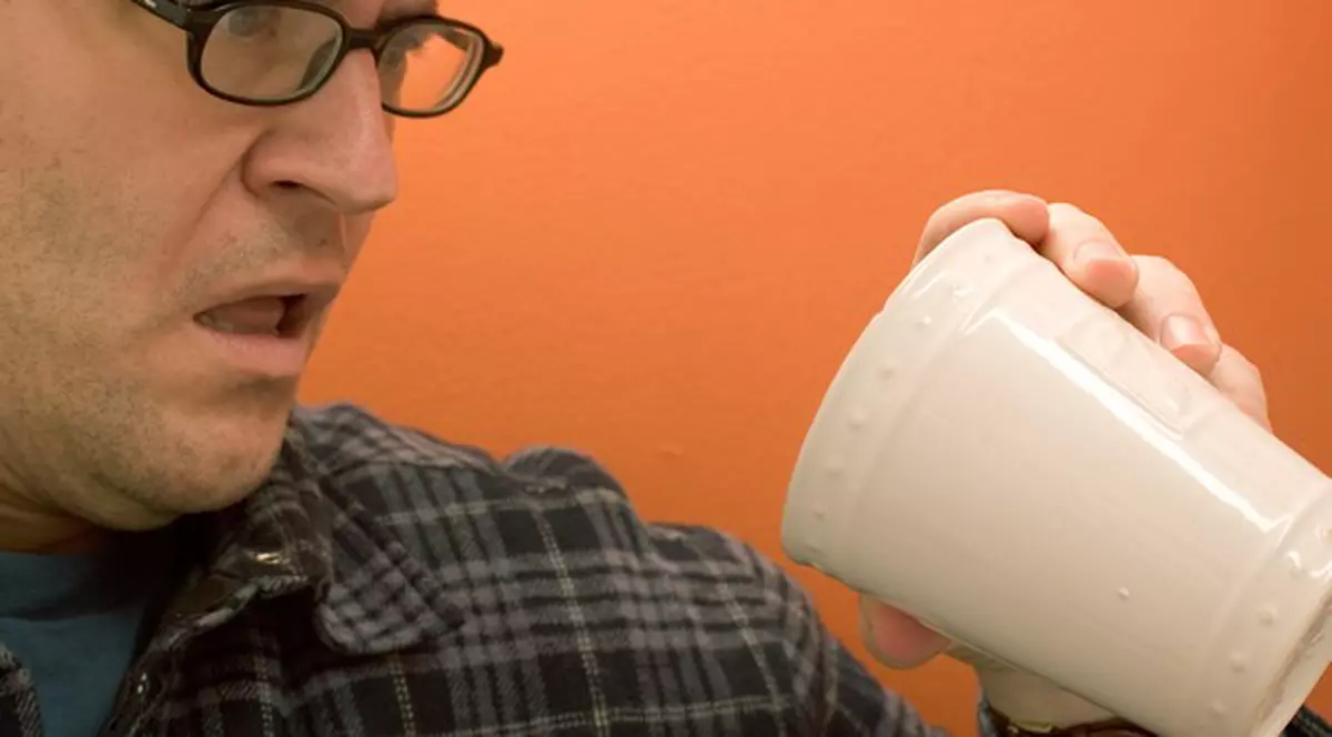 Cum îşi îneacă amarul infractorii închişi în puşcăriile din România? Cocktail din cafea, spumă de ras şi scrum de ţigară