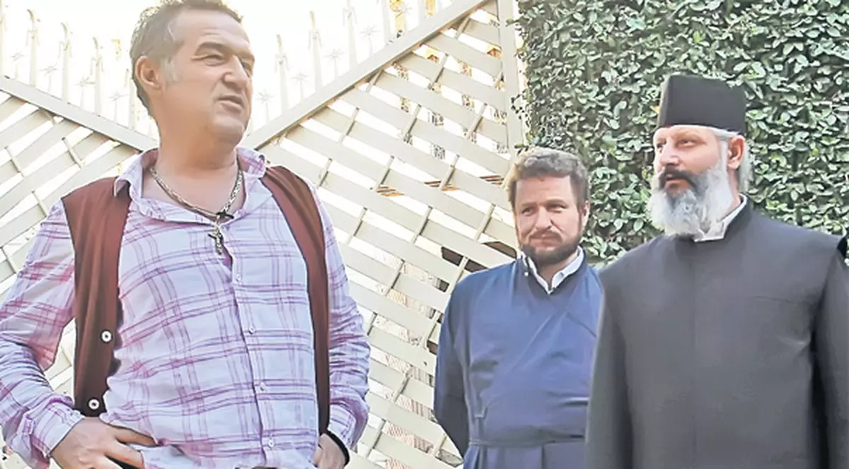 În "opinci" şi cu preoţii după el, aşa s-a afișat Gigi Becali în Israel