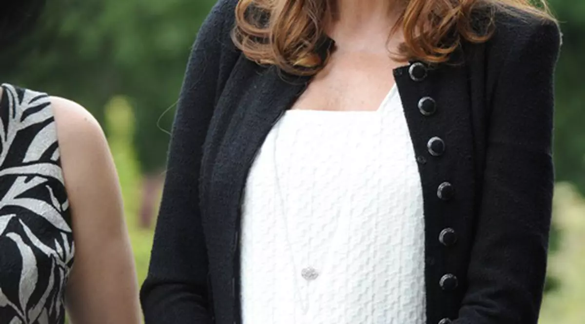 În timp ce Carla e în durerile facerii, Sarkozy a plecat la Frankfurt