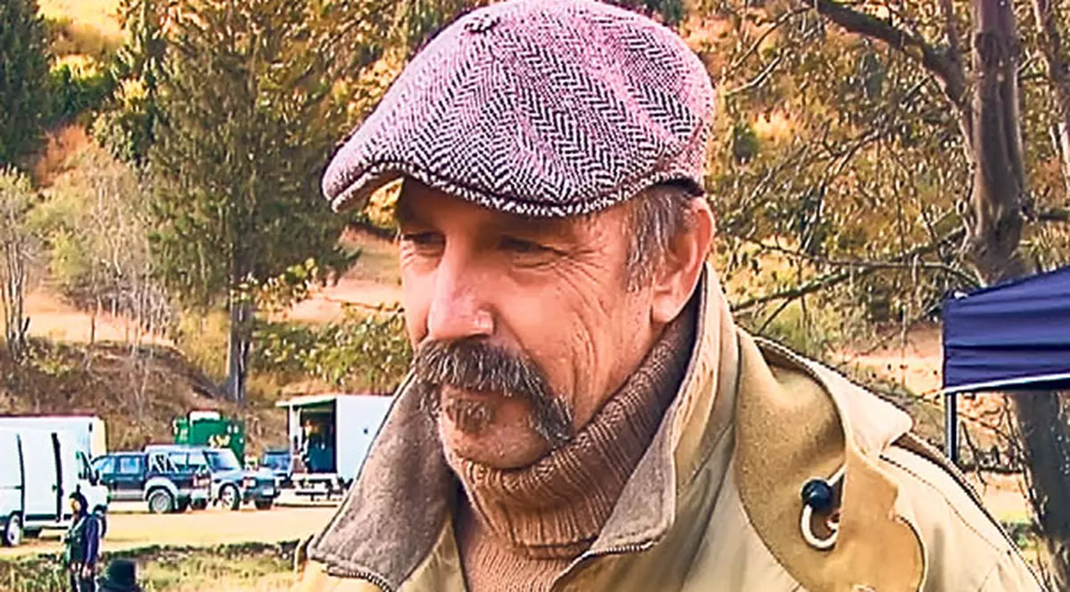 Lui Kevin Costner nu-i prieşte aerul din Carpaţi?