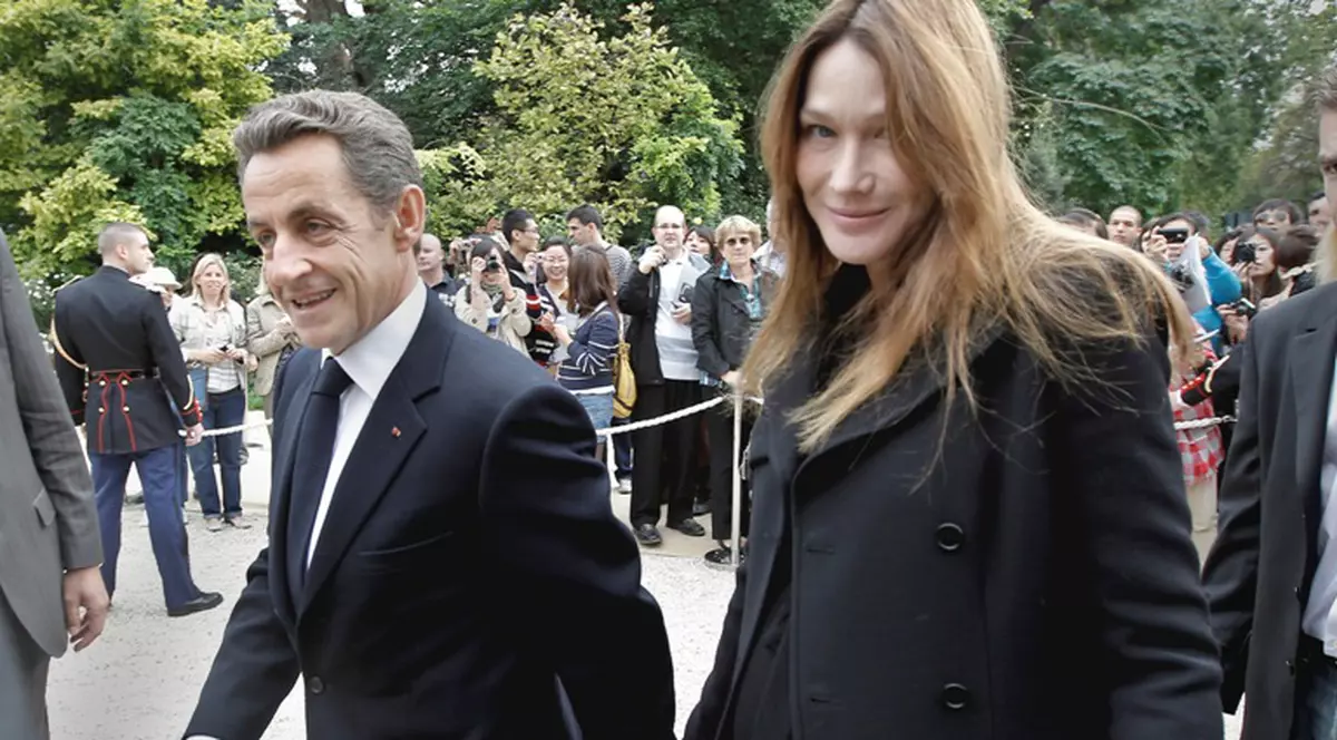 Carla Bruni şi fetiţa se simt bine. Ce nume credeţi că i s-ar potrivi micuţei?
