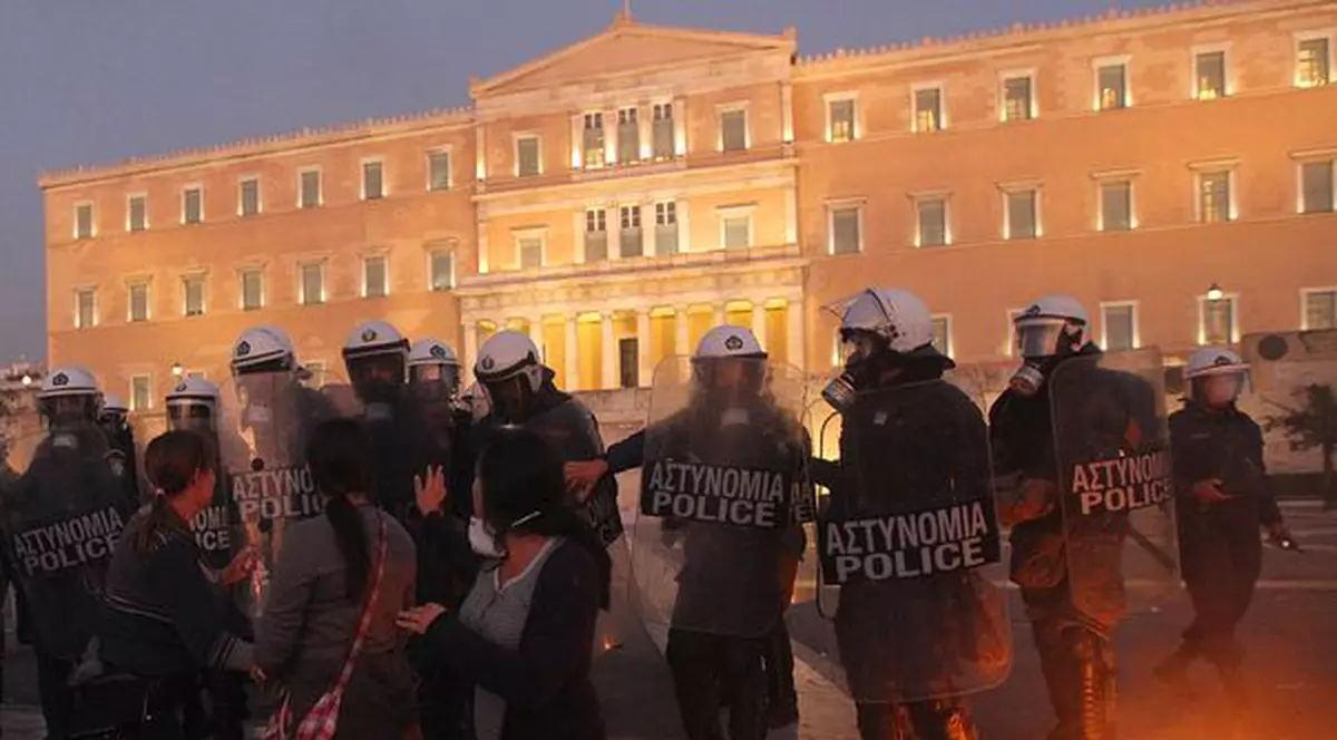 Ciocniri violente la Atena, soldate cu un mort