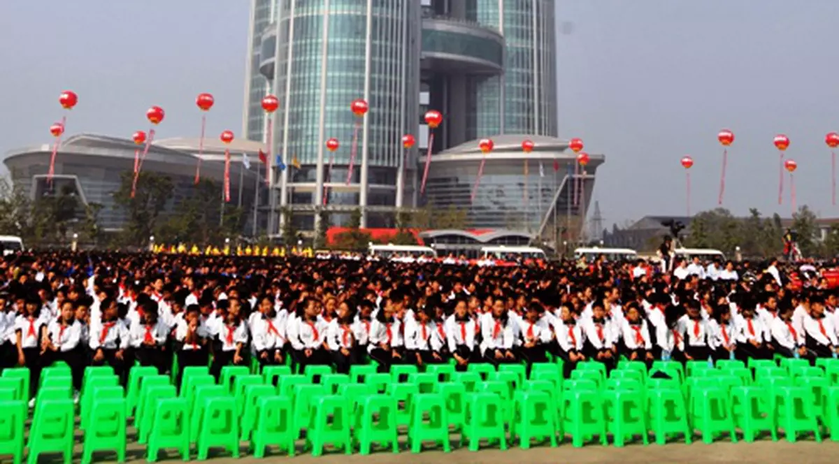 Au construit un turn de 350 milioande de euro într-un sat de 2.000 de locuitori