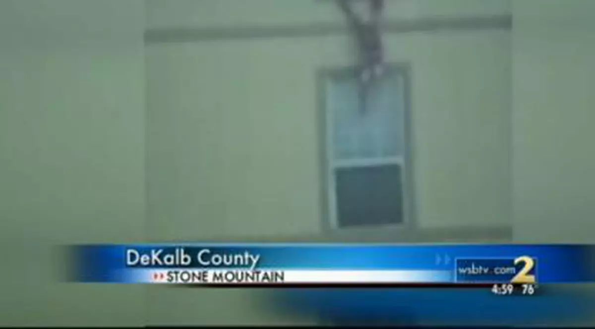 Gest extrem: o femeie şi-a aruncat copiii pe geam. Vezi de ce!