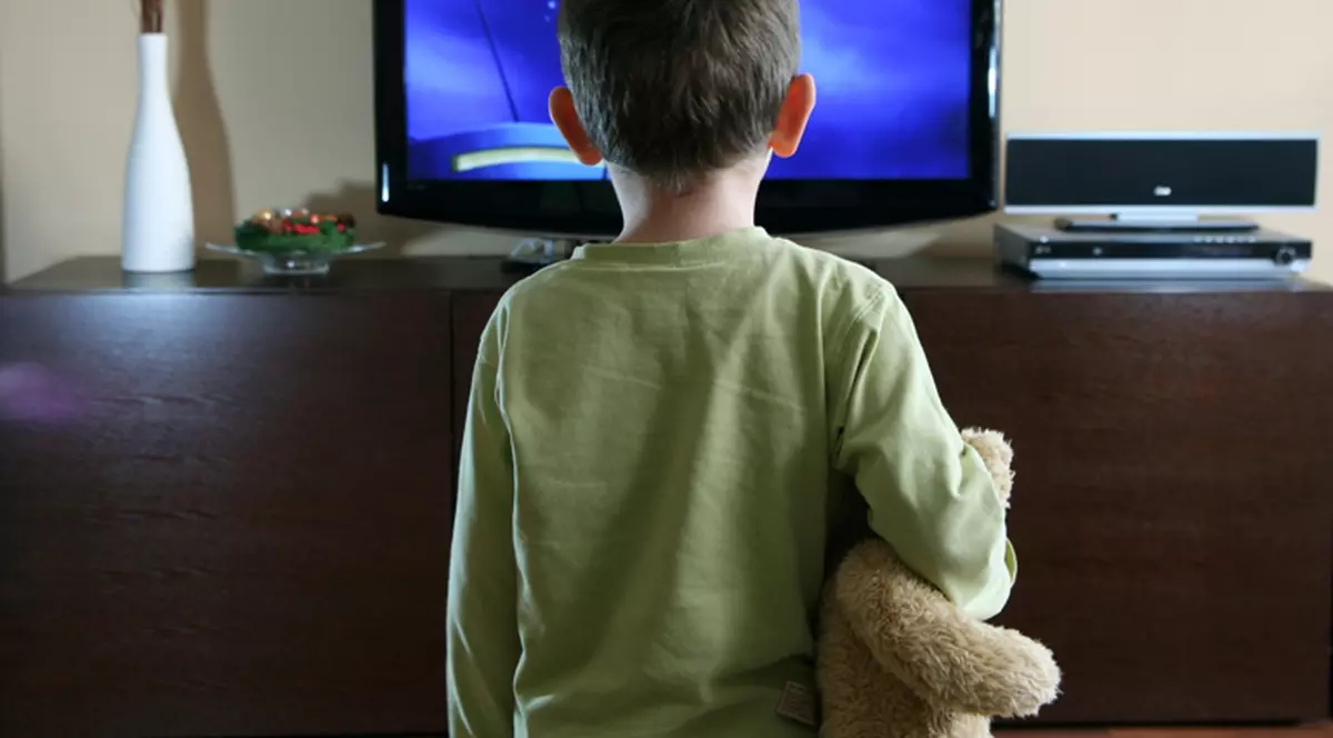 Este oficial: Privitul prelungit la televizor al copiilor sub 2 ani este dăunător