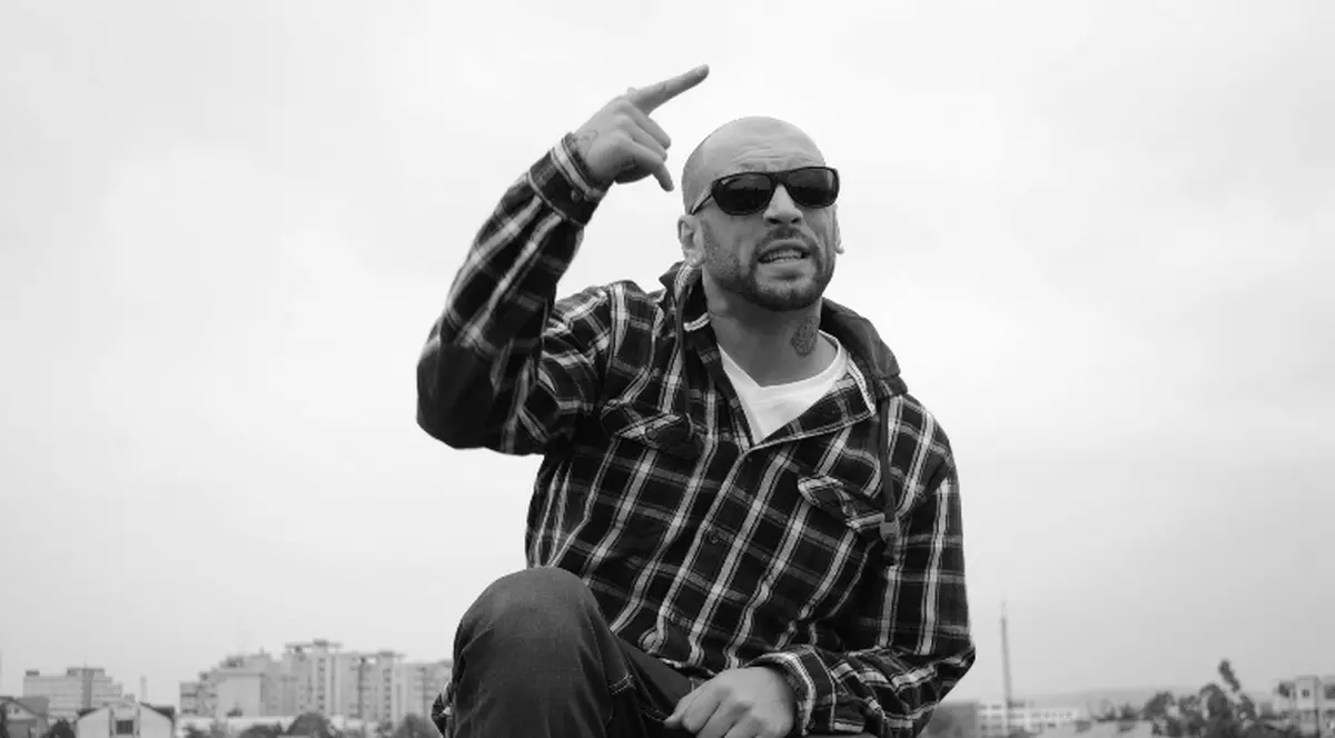 Vezi aici videclipul piesei ʺKBoomʺ a lui CRBL