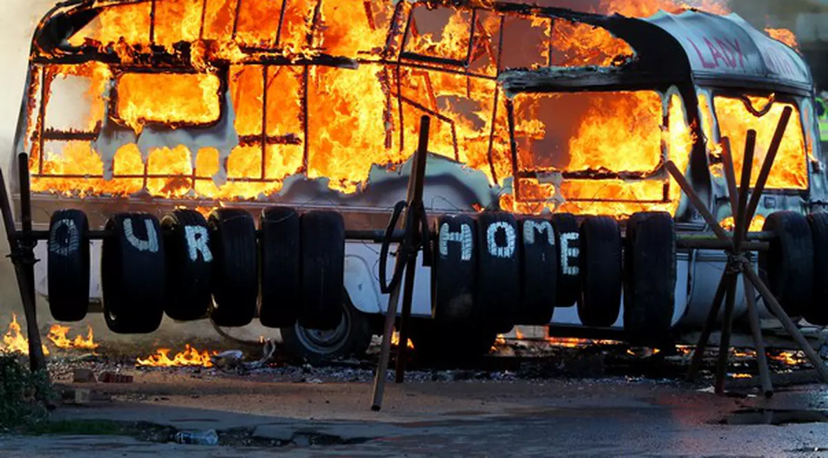 Conflicte în Marea Britanie! Peste 200 de nomazi, evacuaţi dintr-o tabără ilegală