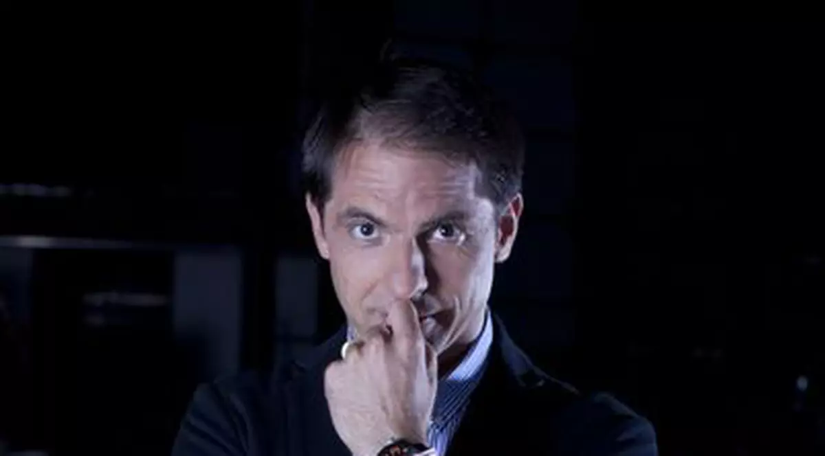 Dan Negru a primit o cărămidă pe capota maşinii în 1993. Vezi motivul!