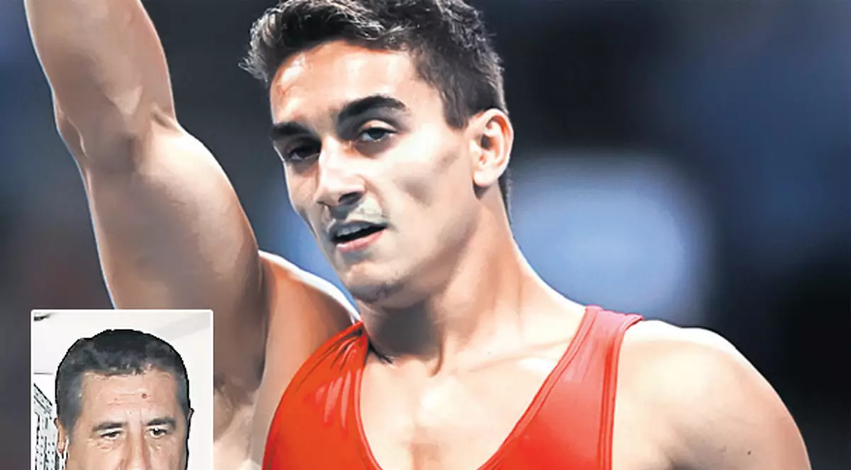 George Boroi, comandantul CSA Steaua, îi asigură viitorul gimnastului Marian Drăgulescu: îl face şeful antrenorilor