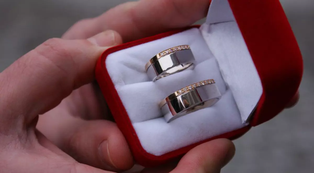 Din cauza preţului aurului, verighetele se fabrică din alte metale. Vezi ce modele se poartă!