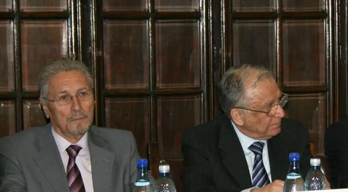 Un liberal vrea să-i lase fără bani şi casă pe Iliescu şi Constantinescu