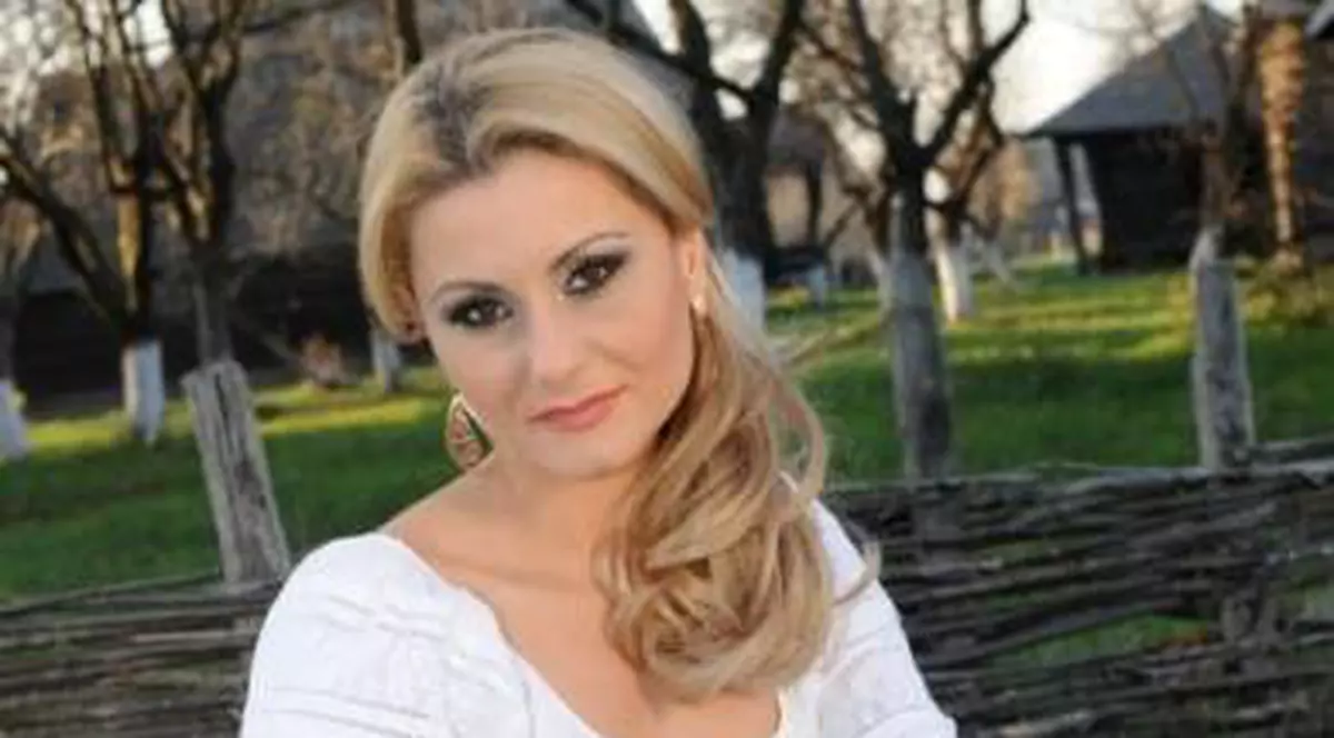 Emilia Ghinescu, fericită alături de iubitul ei. Iată cum îl răsfaţă!