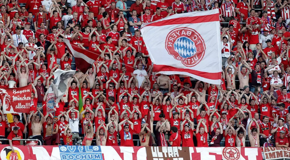 Fani ai lui Bayern, înjunghiaţi la Napoli