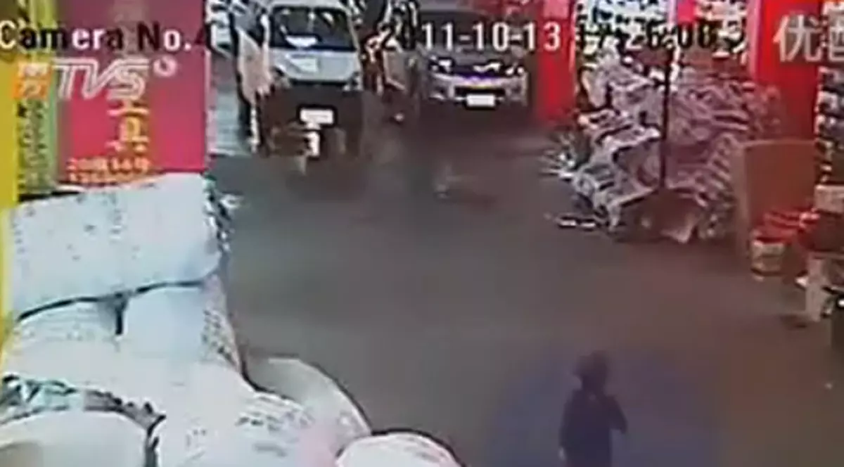 Video şocant | Fetiţa din China, călcată de maşini şi ignorată de trecători, a murit