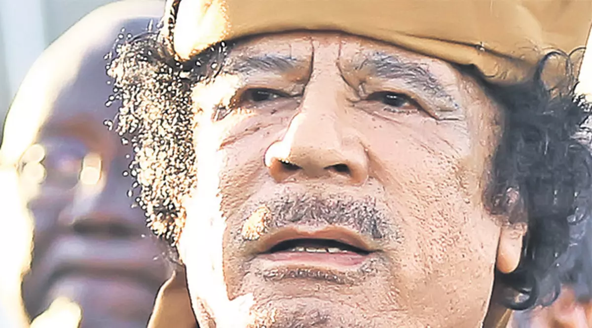 Dictatorul libian Muamar al-Gaddafi, împuşcat în cap din elicopter