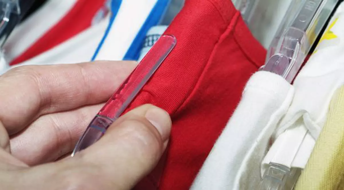 Încălţăminte contrafăcută de 24 000 de euro, confiscată de vameşi la Constanţa