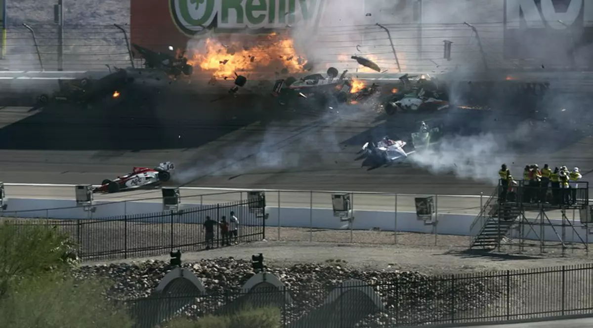 Video | Scene de groază în raliul din Las Vegas! Un pilot a murit, 15 maşini s-au făcut praf