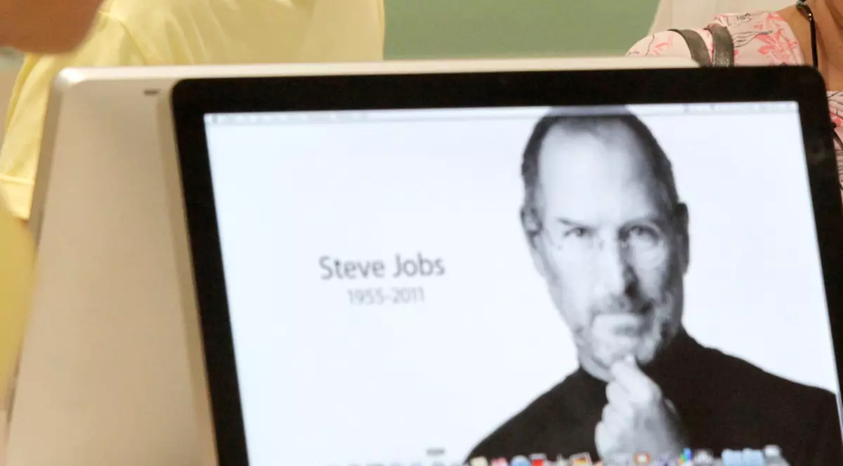 Steve Jobs: "Android este o hoţie. O să-l distrug" 