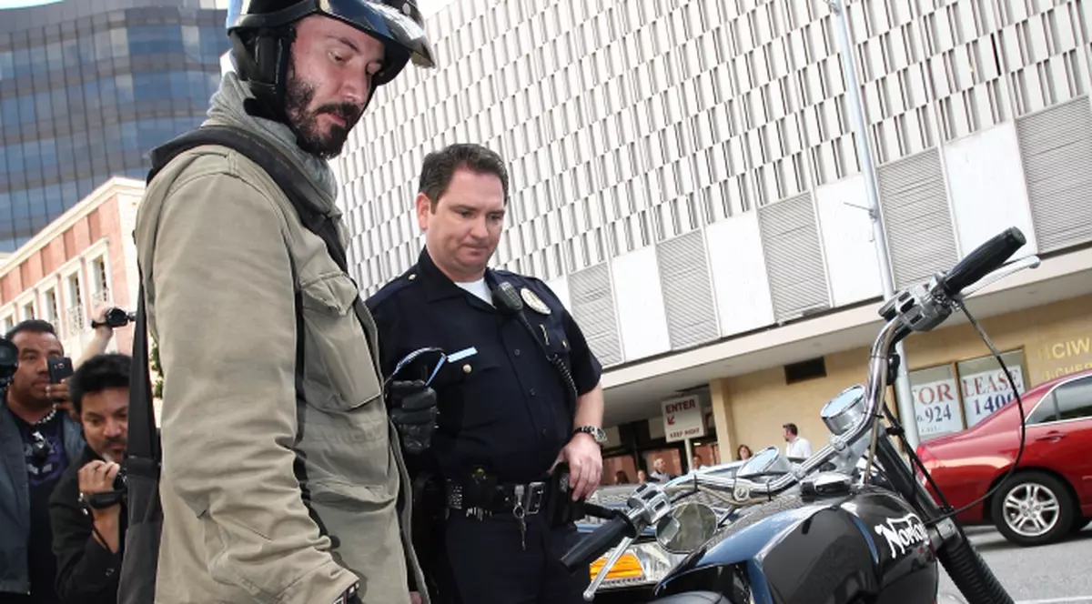 Foto | Keanu Reeves, aşteptat de poliţie. Află ce s-a întâmplat
