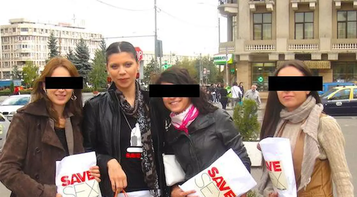 Foto | Laura Andreșan a împărțit prezervative în Ploiești