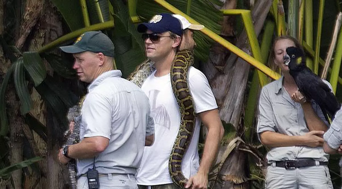 Foto | Leonardo DiCaprio s-a împrietenit cu un șarpe la zoo