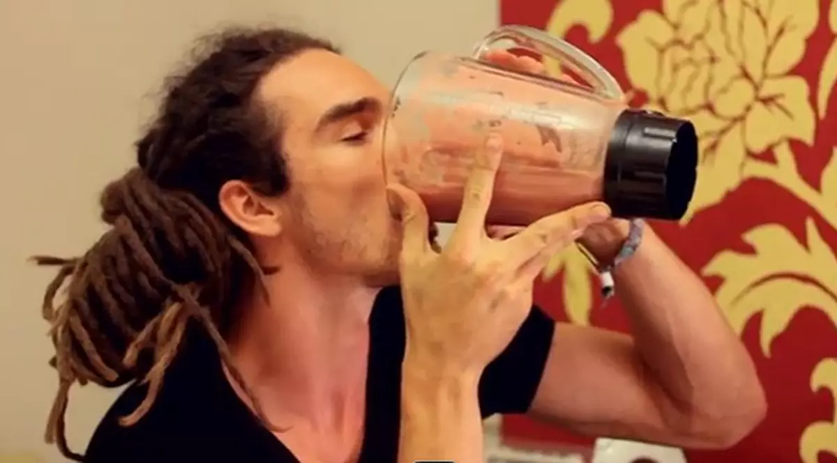 Video | Imagini şocante! Mănâncă 10 şoareci tocaţi în blender