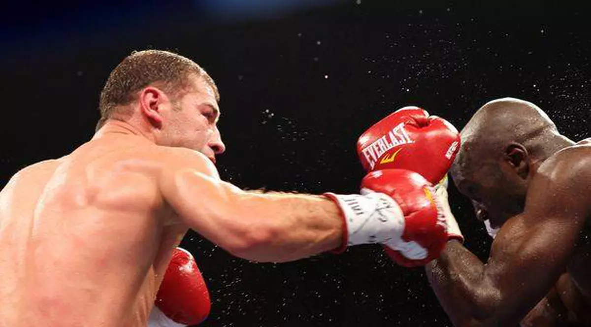 Mănuşile purtate de Bute în meciul împotriva lui Mendy, scoase la licitaţie