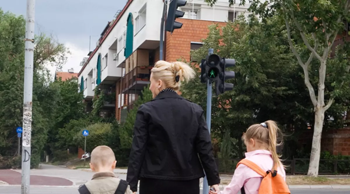 Peste o sută de asistenţi maternali au pierdut dreptul de profesa din 2010 