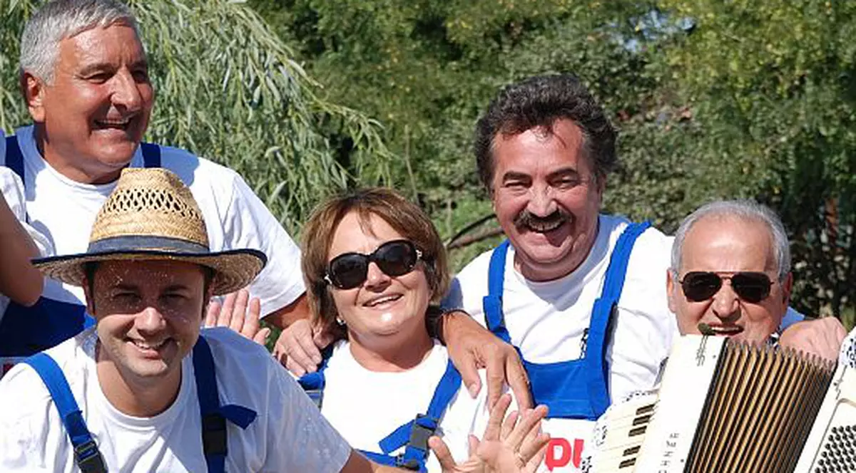 Cătălin Măruţă şi invitaţii au produs vinul “Happy Hour”. Mantea, în picioarele goale în struguri