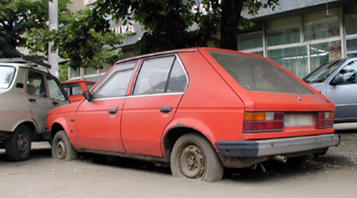 Atenţie! Maşinile abandonate pe carosabil, din sectorul 4, vor fi ridicate