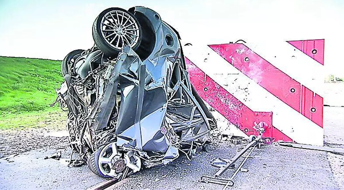 Un Porsche, făcut bucăţi pe DN7. Şoferul a murit şi alte trei persoane au fost rănite 