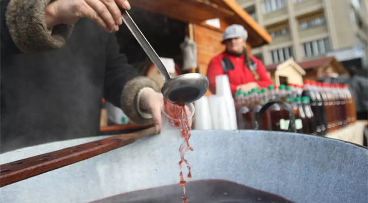 Mici şi must la cană în noua Piaţă Obor  