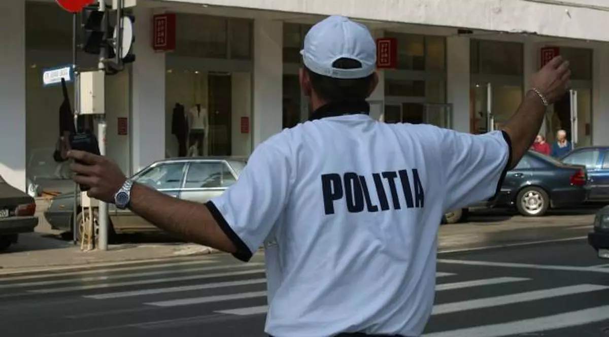 Polițist de la Secția 10 prins în flagrant primind 1.000 de euro mită 