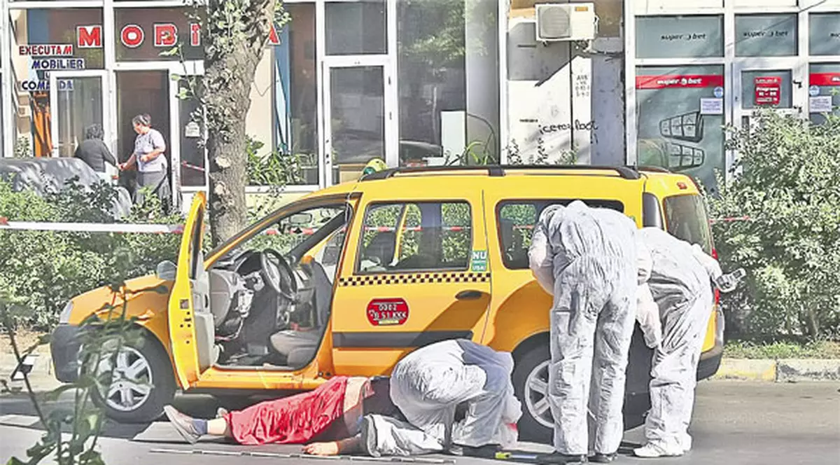 Foto | Taximetrist înjunghiat în gât de un client furios? 