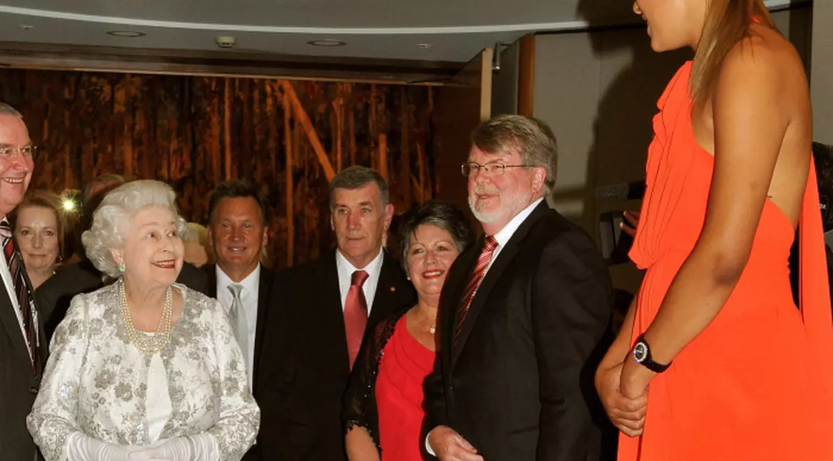 Foto | Ce mică e regina Marii Britanii!