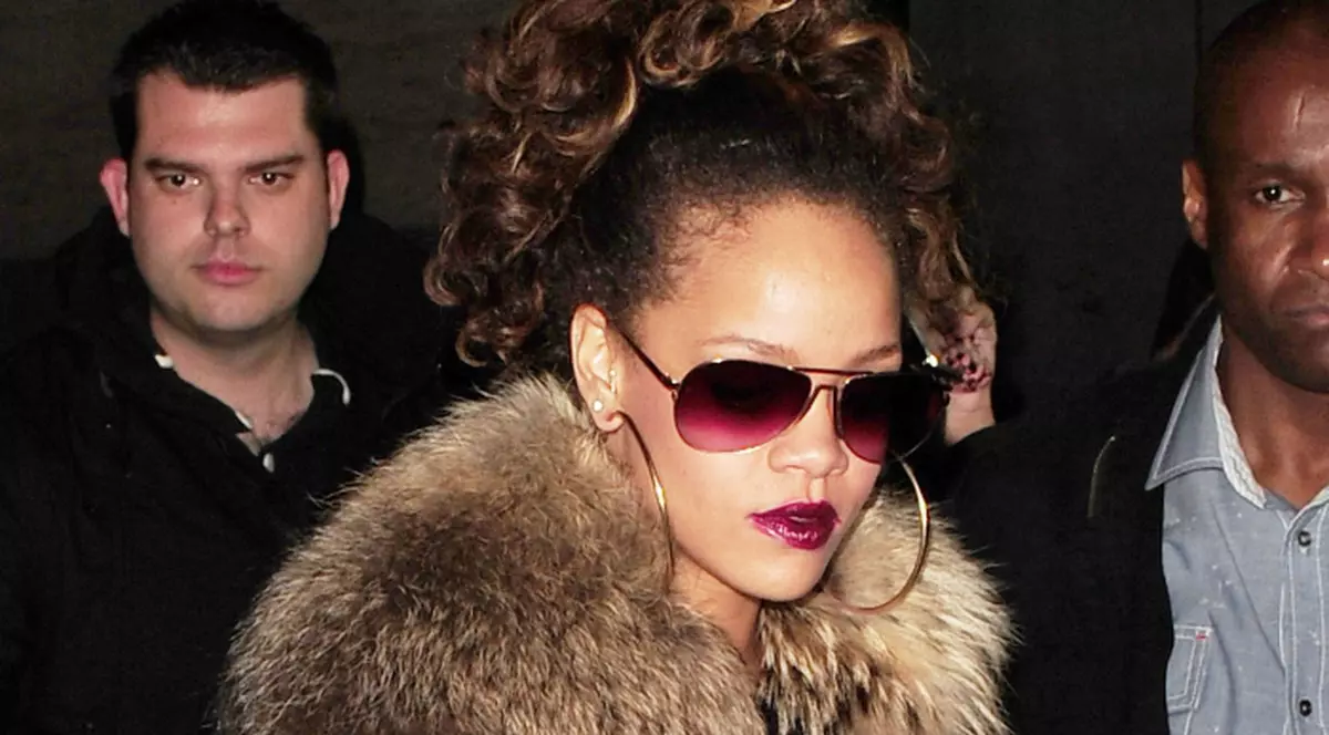Rihanna a dat de necaz pentru că nu-şi putea lua mâinile de pe dansatoarele unui local