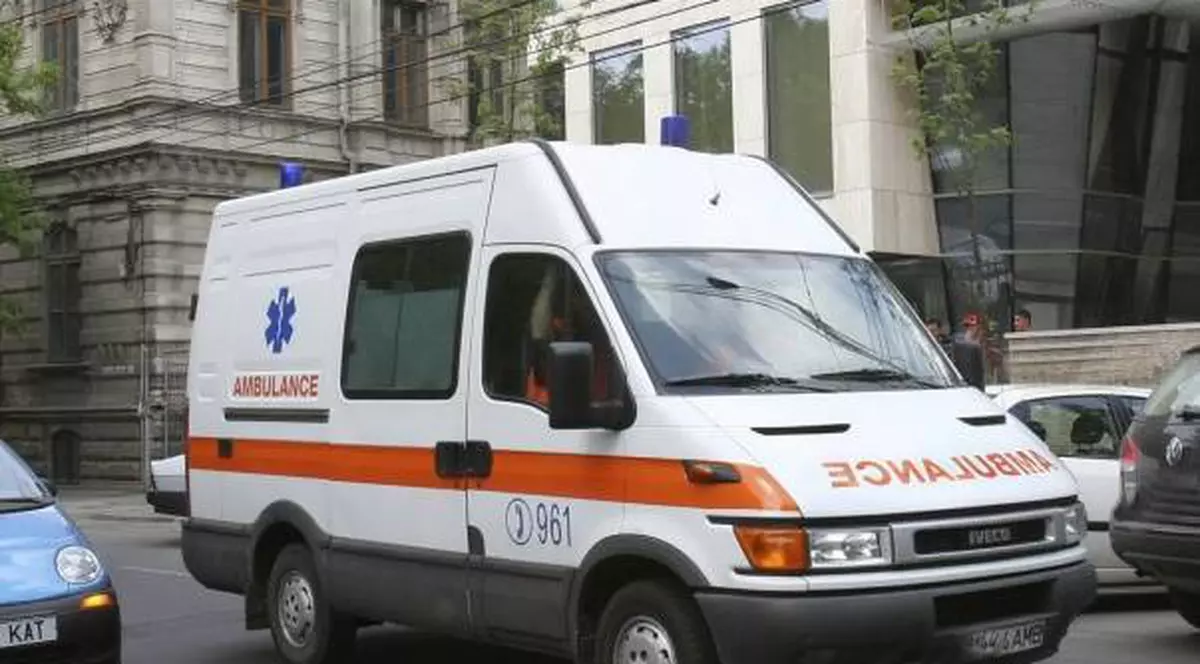 O elevă s-a aruncat de la etajul trei, după ce părinții ei s-au despărțit