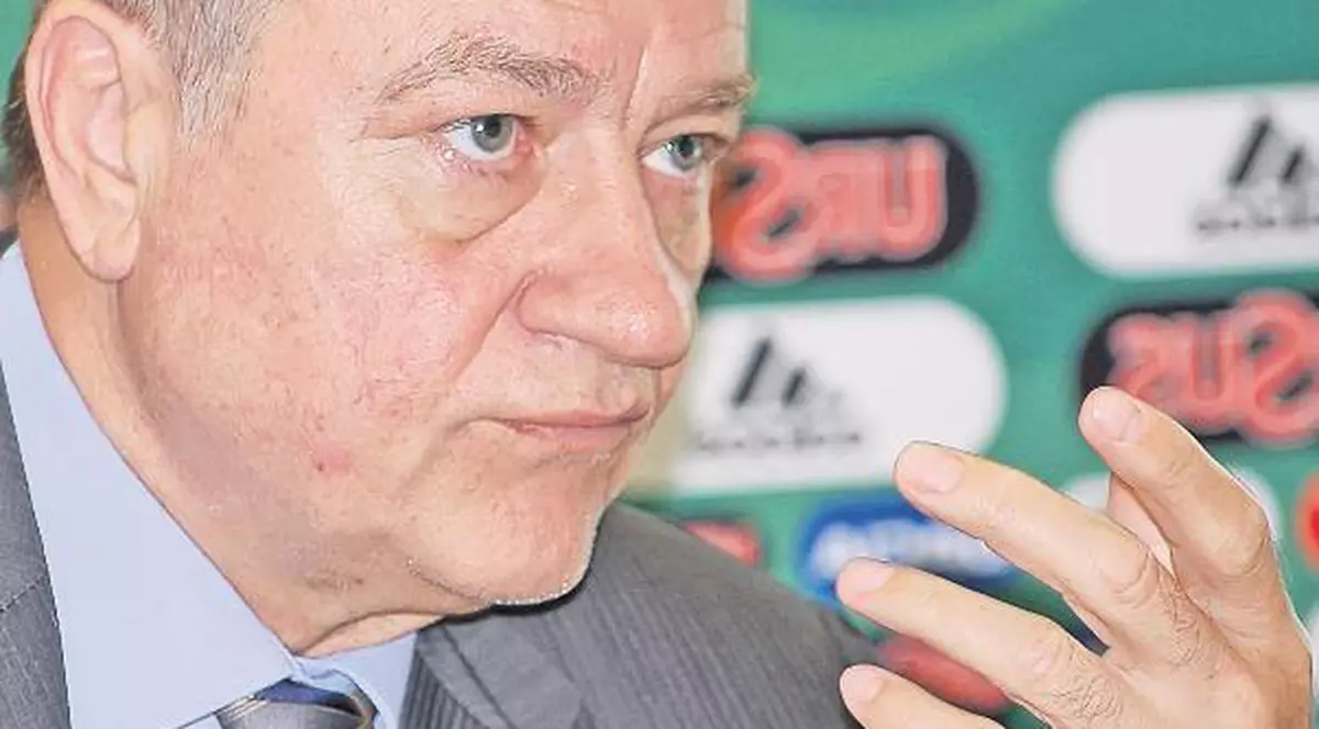 Problemele arbitrajului românesc, semnalate din 1999, dar nici azi preşedintele FRF nu a putut să găsească soluţii. «Naşule», mai durează mult curăţenia?