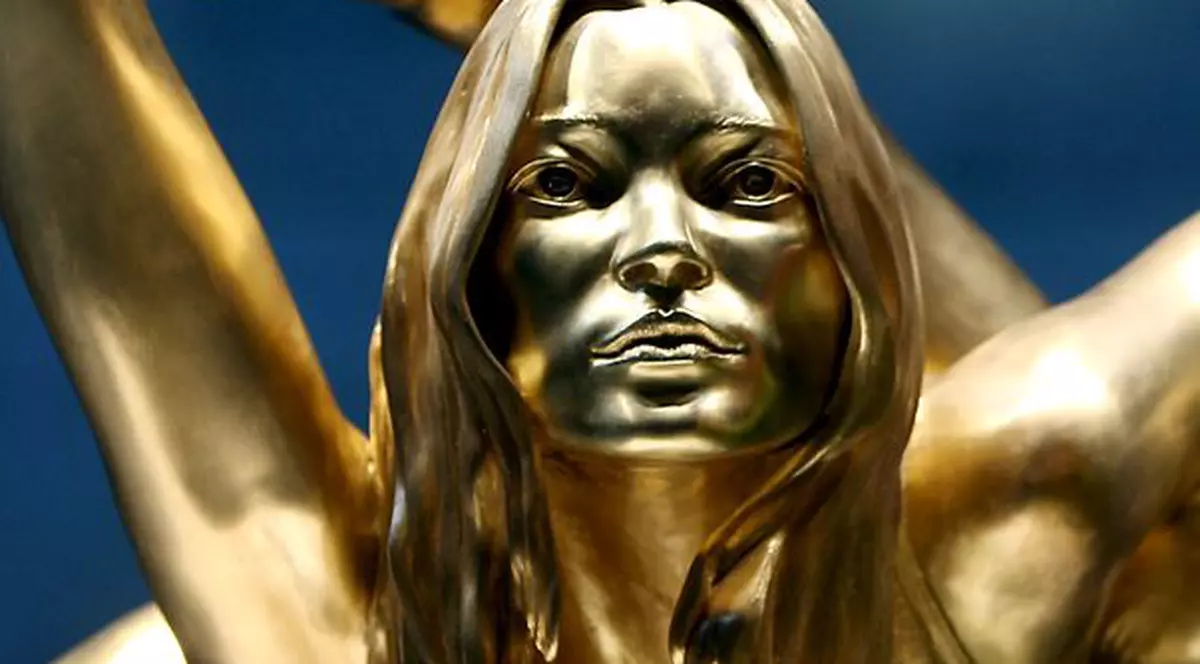 Foto | O statuie din aur care o reprezintă pe Kate Moss făcând yoga, vândută cu aproape 600.000 de lire 